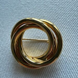 Elegant Gold-Tone Knot Brooch❗️